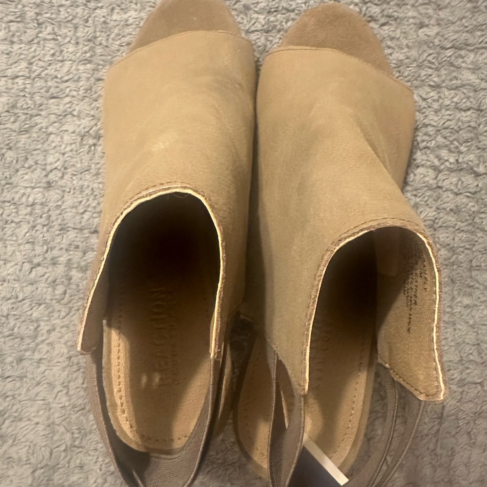 Kenneth Cole Reaction Tan Slingback Heels
